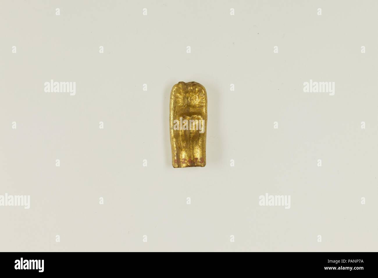 Raupe mit Abbildung. Abmessungen: H. 2.2 × W. 1 cm (7/8 x 3/8 in.). Datum: 100BC-100AD. Gold Glas Perlen wurden eine hellenistische Entwicklung. Sie wurden durch die Kombination von gezogene Rohre aus farblosem Glas mit gold Folie erstellt. Die frühesten Beispiele waren Raupe von Perle fertig. Diese sind alle modernen stringings; die meisten alten stringing Muster sind als die Zeichenkette zerfällt verloren. Museum: Metropolitan Museum of Art, New York, USA. Stockfoto