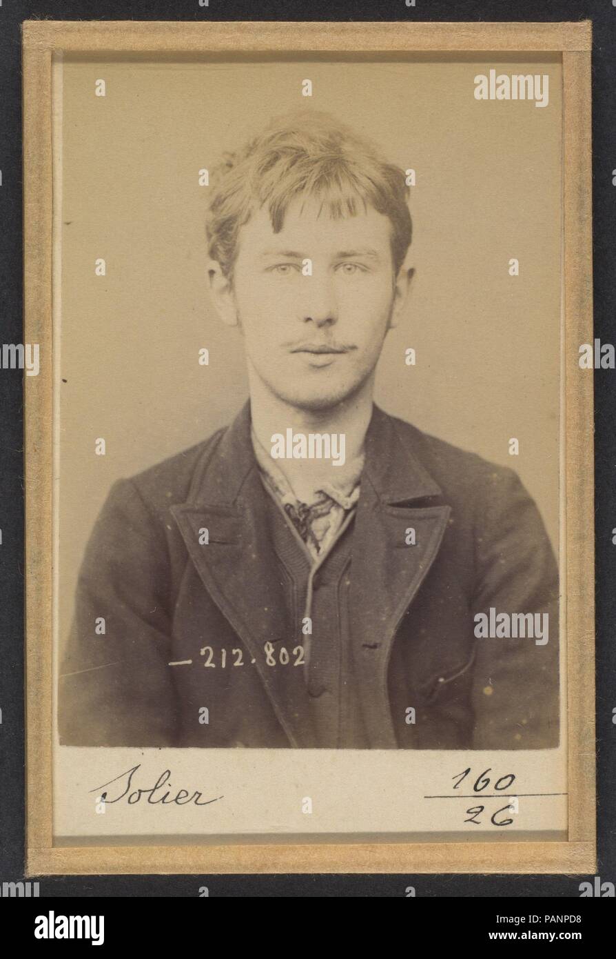 Solier. Auguste. 18 ans, né Le 3/3/75 à Cemery-la-Ville. Dessinateur. Anarchiste. 12/01/94. Artist: Alphonse Bertillon (Französisch, 1853-1914). Abmessungen: 10,5 x 7 x 0,5 cm (4 1/8 x 2 3/4 x 3/16 in.). Datum: 1894. In einer vornehmen Familie der Wissenschaftler und Statistiker Bertillon geboren, begann seine Karriere als Sekretärin in der Kennzeichnung Bureau der Pariser Präfektur der Polizei in 1879. Mit der Aufrechterhaltung der zuverlässige Polizei Aufzeichnungen von Straftätern betraut, entwickelte er die erste moderne System der strafrechtlichen Ermittlung. Das System, das als Bertillonage bekannt wurde, hatte drei Komponenten: anthropometr Stockfoto