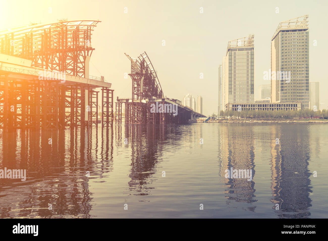 Eiserne Brücke im Bau Stockfoto