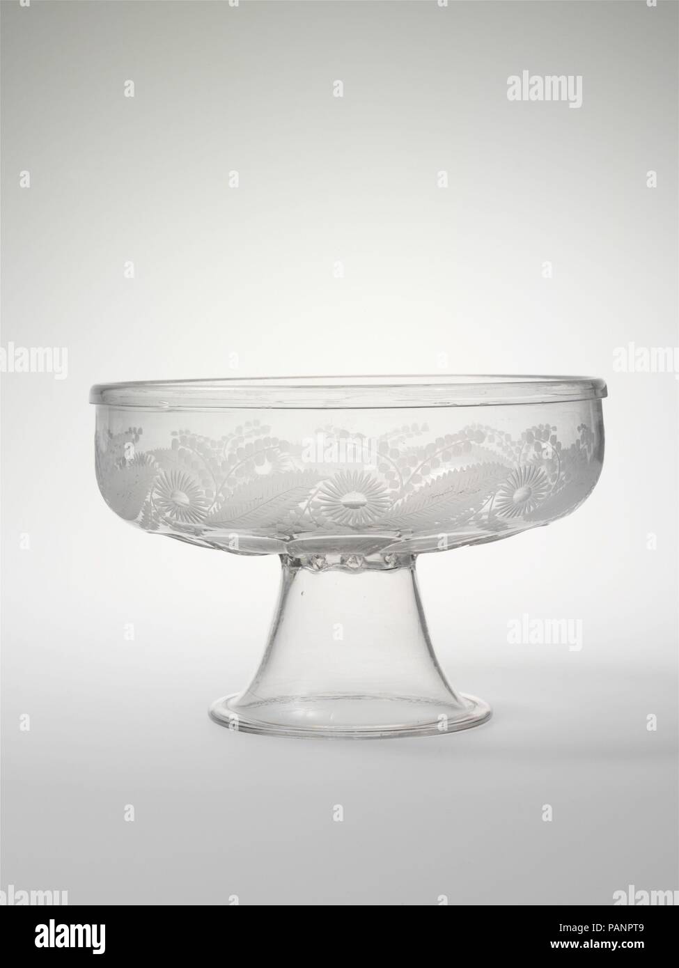 Kompott. Kultur: American. Abmessungen: H. 5 3/4 in. (14,6 cm); Durchm. 8 13/16-in. (22,4 cm). Schöpfer: Bakewell, Seite&Bakewell (1808-1882); Benjamin Bakewell & Co (1809-1813). Datum: 1810-25. Die rhythmische Gestaltung einer Band von Blättern und Gänseblümchen stilisierte gerahmt, Berry - verzierte Niederlassungen war eines der Lager Gravur Muster am Bakewell Fabrik. Museum: Metropolitan Museum of Art, New York, USA. Stockfoto