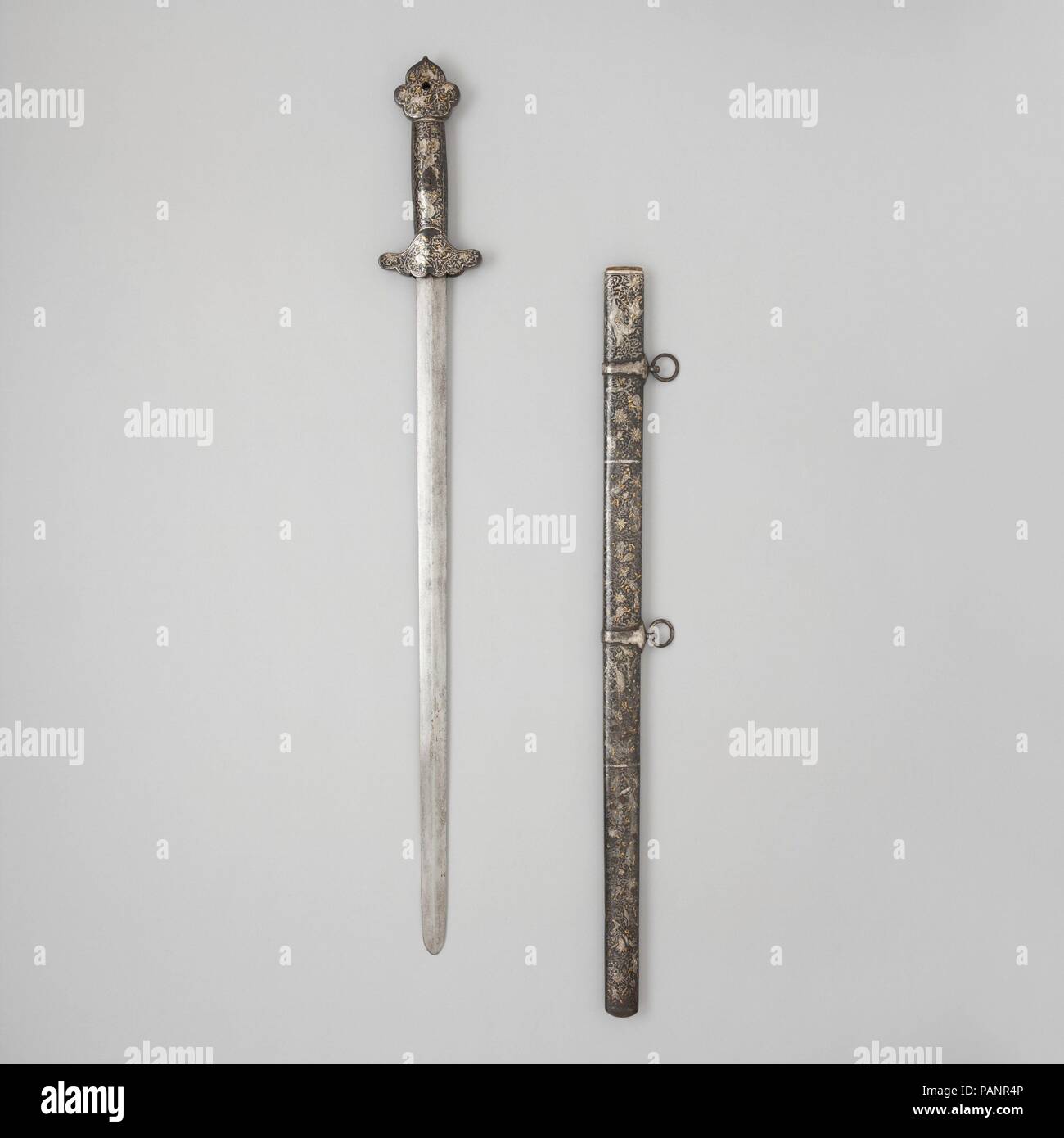 Schwert mit Scheide. Kultur: Koreanisch. Abmessungen: L. mit Scheide 36 cm. (92,7 cm); L.ohne Scheide 34 cm. (88,6 cm); L. von Blade 27. (68,6 cm); W. 4. (10,2 cm); Wt. 2 lb. 4.5 oz. (1034.8 g); Gew. der Scheide 1 lb. 14 oz. (850,5 g). Datum: 16. bis 19. Jahrhundert. Museum: Metropolitan Museum of Art, New York, USA. Stockfoto