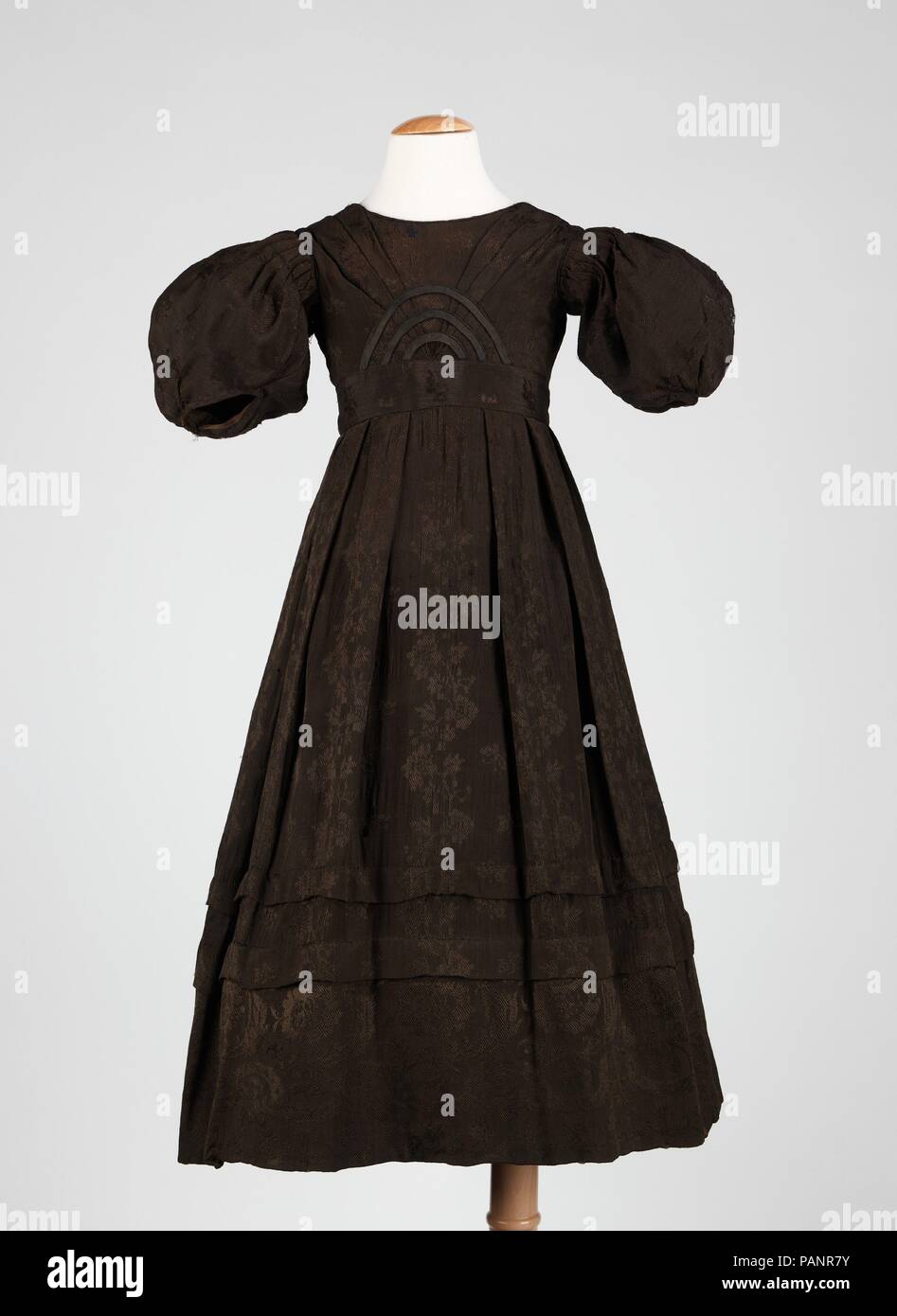 Kleid. Kultur: American. Datum: Ca. 1835. Dies ist ein Kleid aus den frühen  1830er Jahren, die romantische Periode, in der Ärmel ziemlich groß geworden  und Frauen waren sagte wie Schmetterlinge. Von der