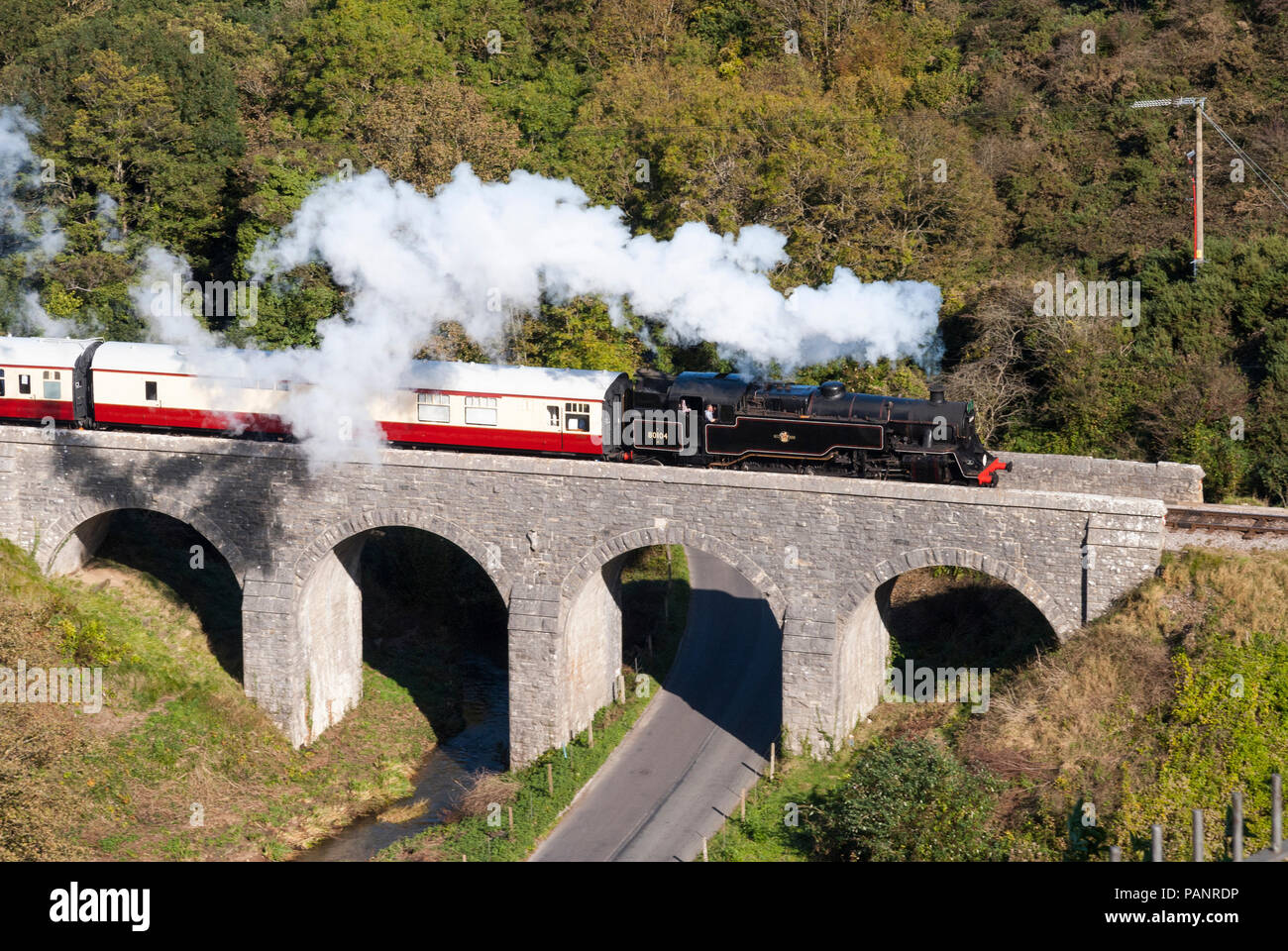 BR Standard Class 4 80104 Dampflokomotive auf einer Brücke in Corfe Castle auf der historischen Swanage Bahnlinie - eine beliebte Touristenattraktion, Großbritannien Stockfoto