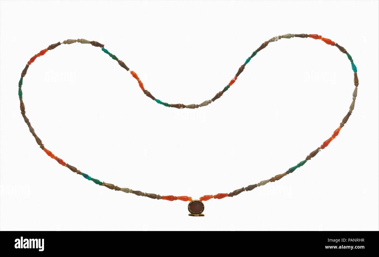 Halskette mit Shen-Amulet der Senebtisi. Abmessungen: L 69 cm (27 1/4 in.); shen Amulett: 1,3 × 1,3 × 0,4 cm (1/2 x 1/2 x 3/16 in.); hes vase Perle: 1,4 × 0,4 cm (9/16 x 3/16 in.). Dynastie: Späte Dynastie 12 - frühe Dynastie 13. Datum: Ca. 1859-1770 v. Chr.. Museum: Metropolitan Museum of Art, New York, USA. Stockfoto