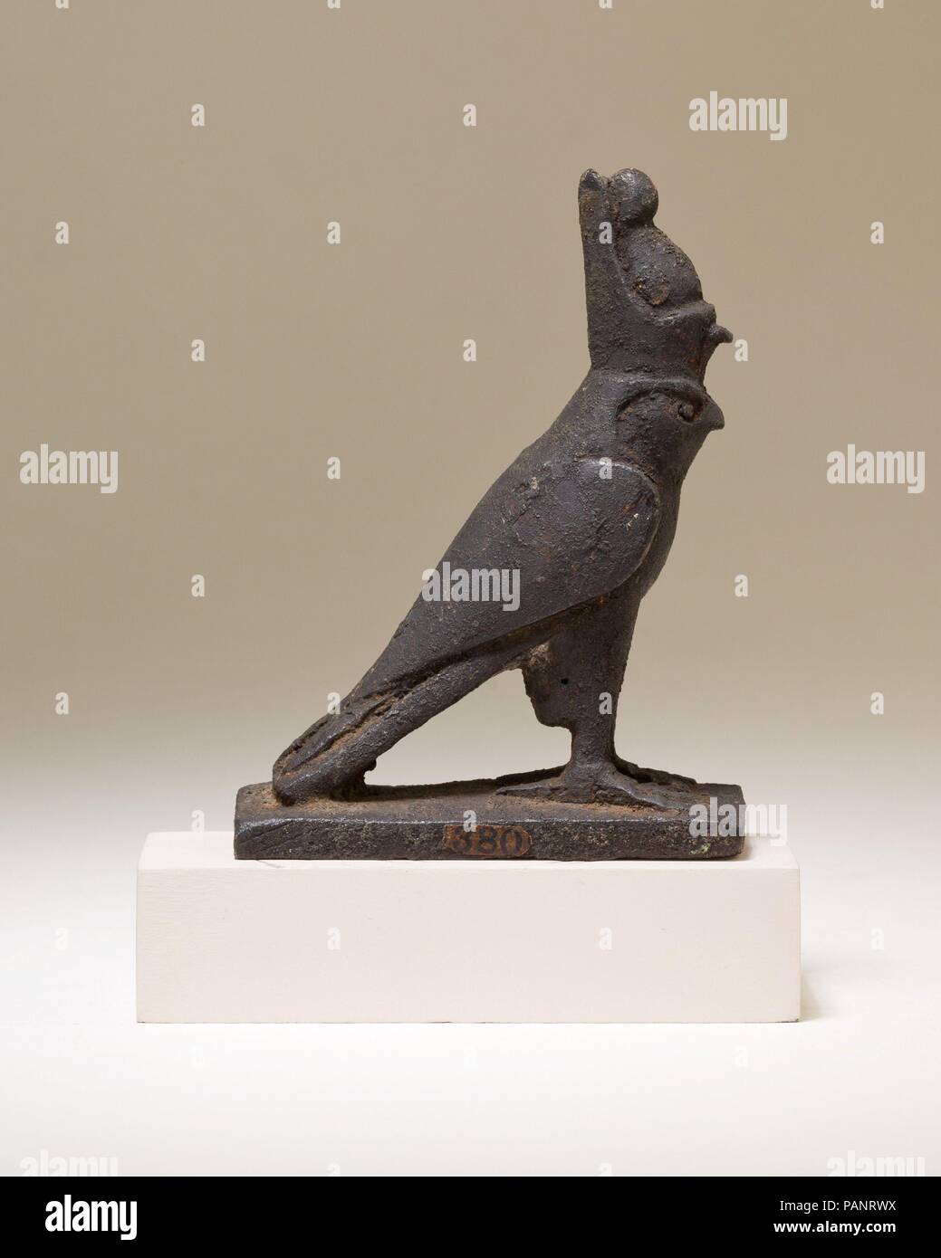 Horus-falke Abbildung. Abmessungen: H 8,2 cm (3 1/4 in.); W. 2,5 cm (1 in.); L. 6.3 cm (2 1/2 in.). Datum: 664-30 v. Chr.. Der Falkengott Horus mit seinem Flügel steht gefegt zurück. Er trägt die Doppelkrone von Ägypten, eine königliche Krone, dass die Union der unteren und oberen Ägypten symbolisiert, und Highlights Horus' Rolle als der rechtmäßige Herrscher über das ganze Land. Die Falcon trägt die Doppelkrone da Horus und das Konzept der Königtum eng verbunden waren, wie bereits in der Prädynastischen Zeit. Die Falcon steht auf einer rechteckigen Plattform, die in einer Anzahl von Weisen funktioniert haben könnte. Die Abbildung könnte gewesen sein, Stockfoto
