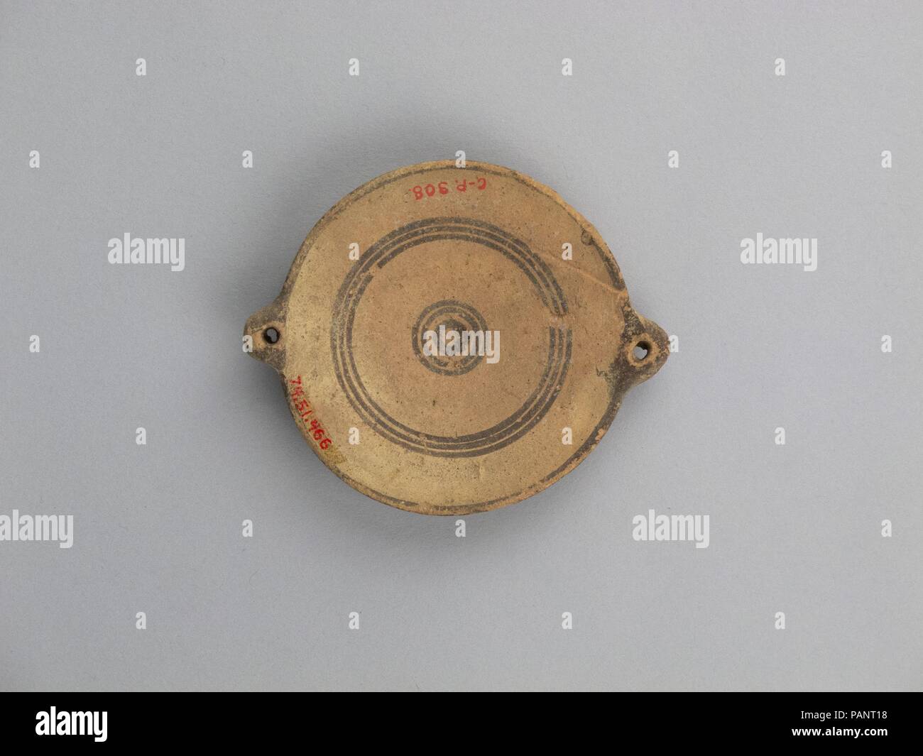 Platte. Kultur: Zypriotische. Abmessungen: 2 7/8 in. (Hellrotem). Datum: 850-750 v. Chr.. Kleine Platte mit zwei Griffen und konzentrische Bands. Museum: Metropolitan Museum of Art, New York, USA. Stockfoto