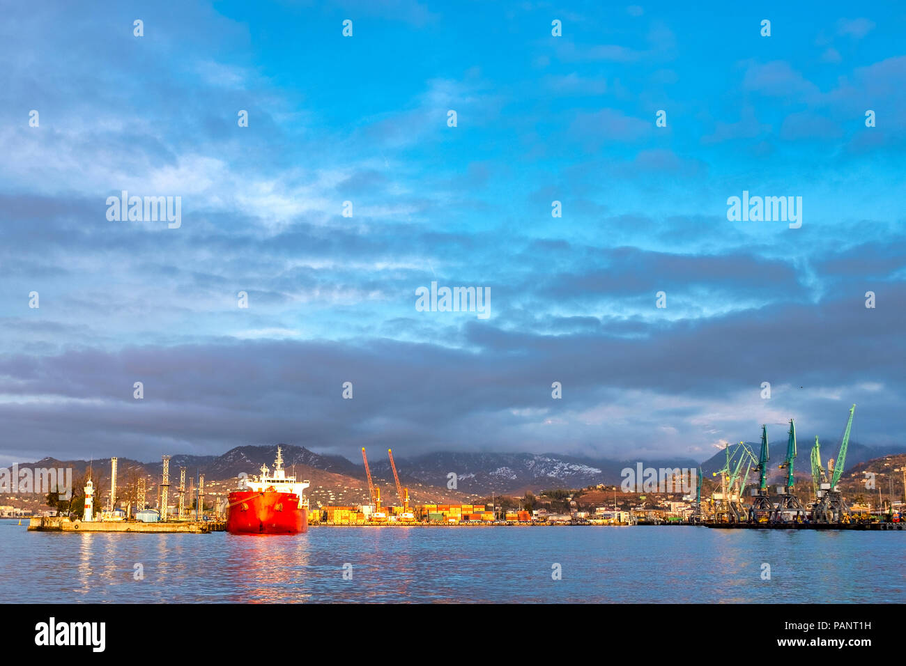 Batumi Hafen bei Sonnenuntergang, Batumi, Georgien Stockfoto