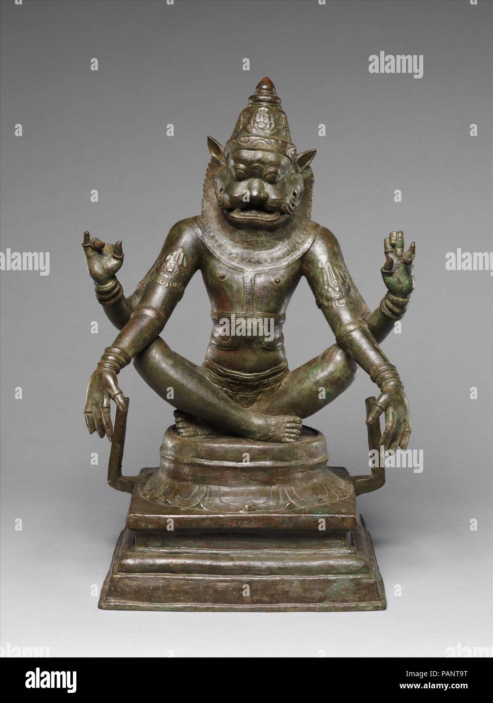 Yoga Narasimha, Vishnu Man-Lion Inkarnation. Kultur: Indien (Tamil Nadu). Abmessungen: H. 18 3/4 (47,6 cm); W. 13. (33 cm); D 9 1/2 in. (24,1 cm). Datum: 12. Narasimha war ein Avatar von Vishnu, der auf der Erde erschienen der böse Herrscher Hiranyakashipu, der glaubte, selbst nachdem Brahma das Betrügen in ihn die Gewährung einer schützenden Zauber unbesiegbar zu sein zu töten. Narasimha als Verkörperung von Valor und kriegerische Kraft verehrt wird; hier übernimmt er die Pose des meditativen Yogi nach erfolgreich überlisten und erschlagen den bösen König. Narasimha ist somit als Überbringer von Frieden und Ordnung gelobt Stockfoto
