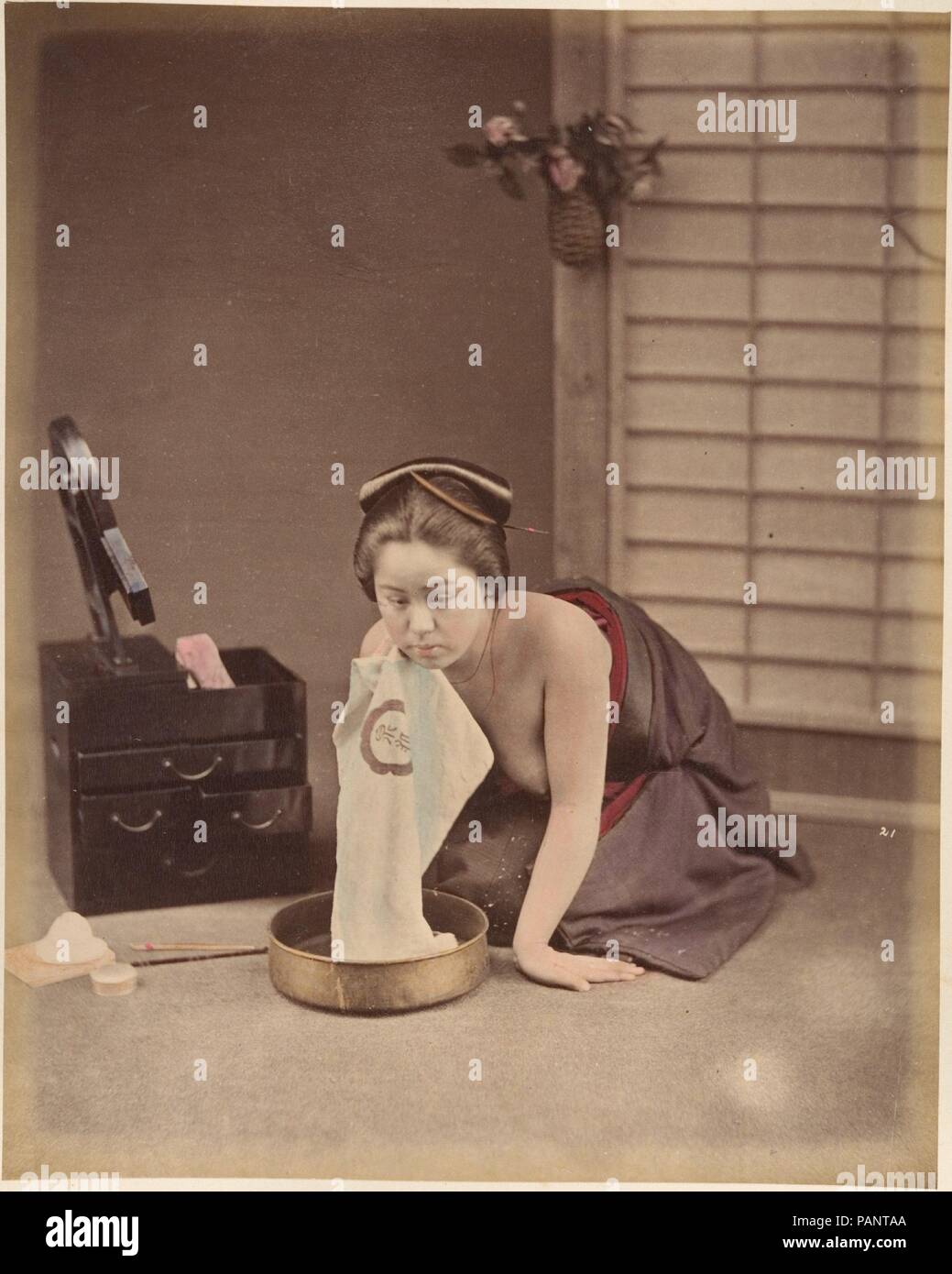 La Toilette. Artist: Suzuki Shin'ichi (Japanisch, 1835-1919). Abmessungen: 25,2 x 20,3 cm (9 15/16 x 8 in.). Datum: 1870. Museum: Metropolitan Museum of Art, New York, USA. Stockfoto