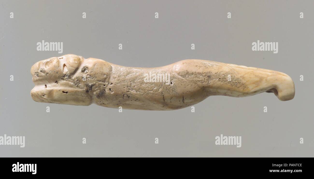 Amulett in der Form eines Löwen mit Beinen erweitert. Abmessungen: 5/8 x 3 1/4 in. (1,6 x 8,4 cm). Datum: Ca. 3300-2900 v. Chr.. Dieses kleine Objekt geschnitzt von einem Stück von Shell zeigt einen Löwen im Akt der sprang mit Hinterbeinen voll ausgefahren und vordere Beine gebeugt und in Richtung Kopf gezogen. Alle Features, darunter der Leiter, sind nur rudimentär modelliert und fast völlig ohne Details. Der Carver statt betonte die dreidimensionale Form des Tieres: Zwei Schwellungen an der Hüfte und Schulter, die von einer Einrichtung, deren Kurve unterstreicht die dynamische Bewegung des Tieres verbunden. Die Formen der Le Stockfoto