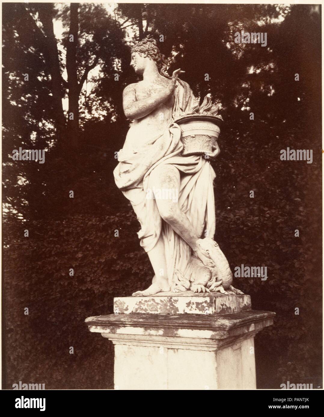 Versailles. Artist: Eugène Atget (Französisch, Libourne 1857-1927 Paris). Abmessungen: Bild: 21,3 x 17,7 cm (8 3/8 x 6 15/16 in.) anbringen: 31,4 x 29,3 cm (12 3/8 x 11 9/16 in.). Datum: 1922-27. Museum: Metropolitan Museum of Art, New York, USA. Stockfoto