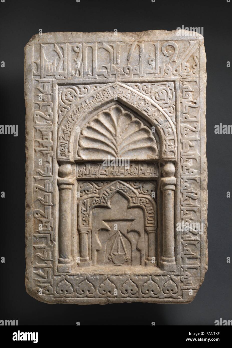 Grabstein von al-Khatun Fatima bint Zahir al-Din. Abmessungen: H.25 cm. (65,4 cm) W. 17. (43,2 cm) Wt. 83 lbs (37,6 kg). Datum: 11. bis 12. Jahrhundert. Obwohl geschnitzte Steine dieser Art als ernste Markierungen identifiziert wurden, Aspekte der Form und Inschriften schlagen stattdessen vor, dass es sich um eine Flachbild Mihrab (Gebet Nische). Koranischen Verse des Qur'an und Hadith aus Stein (Überlieferungen des Propheten Muhammad) Gebet betonen und gute Taten tun, aber Sie tun das Paradies oder das Wort "Grab nicht erwähnt", beide sind für die meisten Grabsteine gefunden. Der Name der Frau, die den Stein bestellt ist auf den geschnitzten Stockfoto