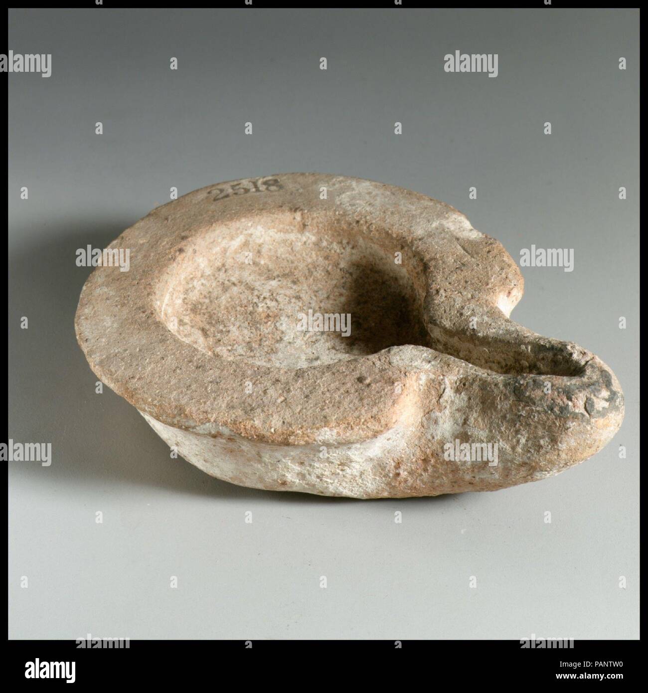 Terrakotta Saucer-förmige Lampe. Abmessungen: Länge: 4 in. (10,2 cm) Höhe: 1 cm. (2,9 cm). Museum: Metropolitan Museum of Art, New York, USA. Stockfoto