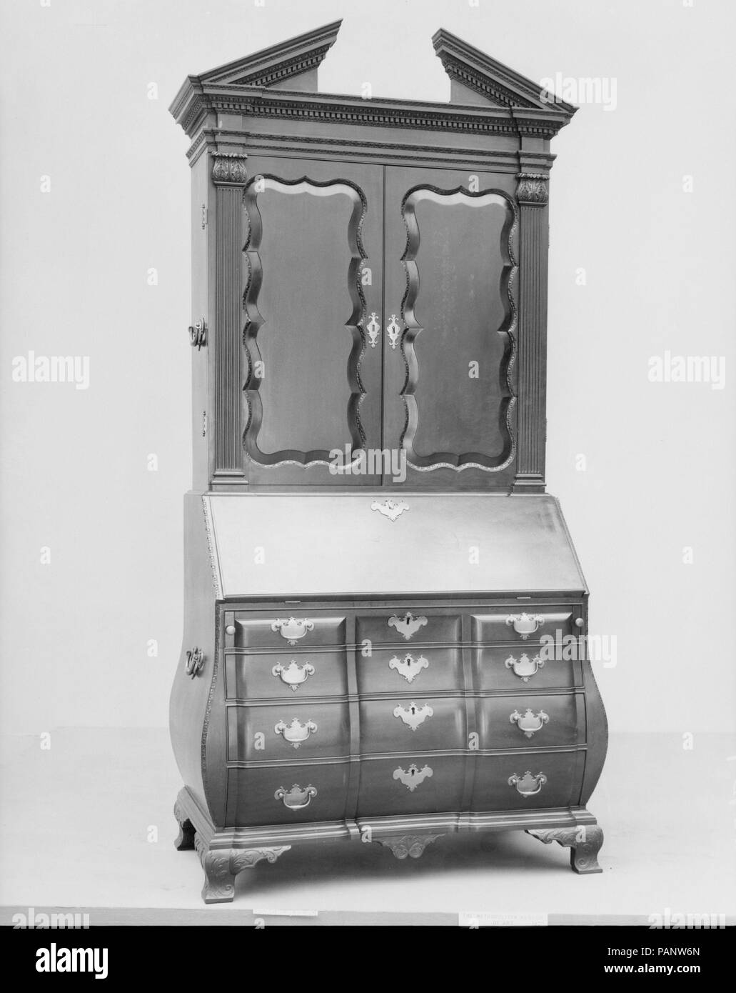 Schreibtisch und Bücherregal. Kultur: American. Abmessungen: 93 1/2 x 45 5/8 x 24 5/8 in. (237,5 x 115,9 x 62,5 cm). Datum: 1765-90. Nach Ende des neunzehnten Jahrhunderts, dieser Schreibtisch war in George Washington's Hauptsitz in Cambridge, Massachusetts, während der Belagerung von Boston (April 1775 - März 1776). Daher war es an der World's Columbian Exposition 1893 in Chicago als "Washington's Schreibtisch ausgestellt.' Es ist das einzige bekannte Stück amerikanische Möbel die bombé und blockfront Formen zu kombinieren. Einem späteren Sammler ersetzt die ursprüngliche Spiegel - Glastüren im oberen Abschnitt mit Holzpaneelen. Mu Stockfoto