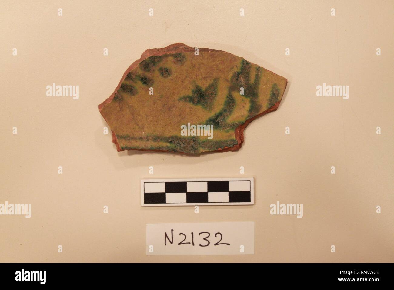 Keramisches Fragment. Abmessungen: Grundfläche D.6 cm x H. 1.7cm. Datum: 8. bis 12. Jahrhundert. Museum: Metropolitan Museum of Art, New York, USA. Stockfoto