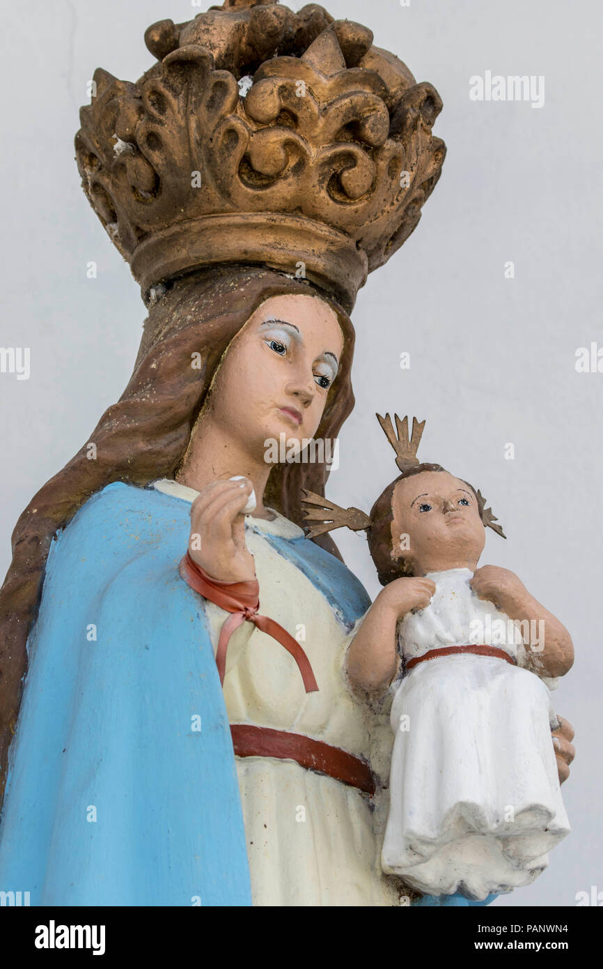 Gips Statue der Jungfrau Maria mit dem Kind in einem Friedhof in Cuenca, Ecuador Stockfoto
