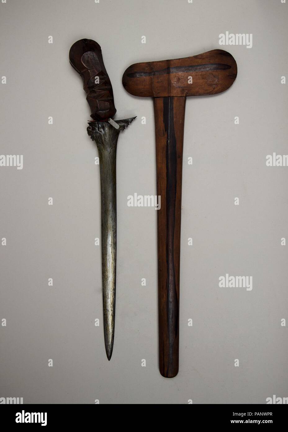 Kris mit Scheide. Kultur: Balinesen. Abmessungen: L. mit Scheide 25 7/8 in. (65,7 cm); L.ohne Scheide 21 cm. (54 cm); L. von Blade 16. (40,6 cm); W. 4. (10,2 cm); Wt. 15.2 oz. (430.9 g); Gew. der Ummantelung 8.2 oz. (232.5 g). Datum: 16. bis 19. Jahrhundert. Museum: Metropolitan Museum of Art, New York, USA. Stockfoto