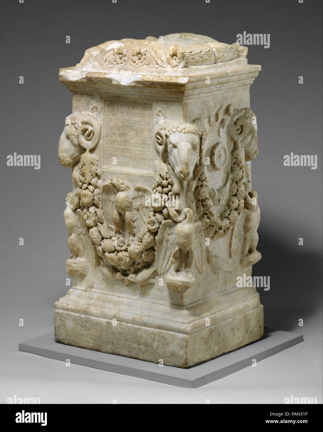 Grabkunst Marmor Altar. Kultur: Roman. Abmessungen: H 31 cm. (80,7 cm). Datum: Ca. 14-68 N.CHR.. Die Inschrift erinnert an eine bestimmte Q.Fabius Diogenes und Fabia Primigenia, die zusammen für 40 lebten - sieben Jahre, und erzählt, dass der Altar eingerichtet wurde durch seine freedmen, freedwomen und Haushalt Slaves. Diogenes selbst war vermutlich eine befreite Sklaven, der einen gewissen Wohlstand und Position erworben hatte. Dies ist in der Ornamentik des Altars, das ist eine absichtliche Echo von Bildmaterial im kaiserlichen Kunst der Julio-Claudian Zeitraum wider. Die schweren Girlande aus den Köpfen Rams' ausgesetzt leitet sich aus Stockfoto