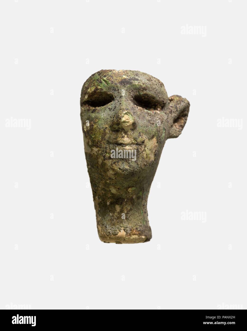 Männlich (ursprünglich rot) Kopf für Composite Statuette. Abmessungen: H. W. 2,8 × 4,3 × 2,8 cm T. (1 11/16 x 1 1/8 x 1 1/8 in.). Datum: 664-30 v. Chr.. Dieses Glas Kopf war Teil eines zusammengesetzten Statue. Es könnte auf eine Holz- oder Metall passen. Körper, und würde eine Krone über den Augenbrauen eingebaut hatte. Ursprünglich war der Kopf wahrscheinlich rot Glas, das auf Grün abbaut. Als solcher, das Gesicht wahrscheinlich gehörte zu einem männlichen König oder Gott. Museum: Metropolitan Museum of Art, New York, USA. Stockfoto