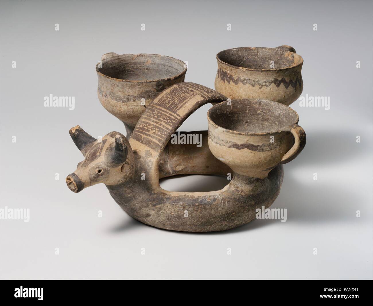 Terrakotta Ring - kernos (mit Vase). Kultur: Zypriotische. Abmessungen ...