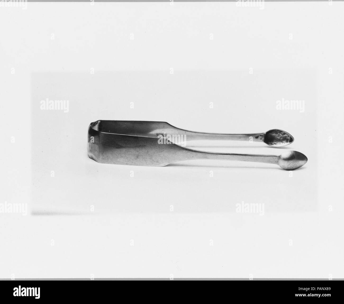 Zangen. Kultur: American. Abmessungen: L 6 1/8 in. (15,6 cm). Teekocher: durch C&N gekennzeichnet. Datum: 1820-30. Museum: Metropolitan Museum of Art, New York, USA. Stockfoto