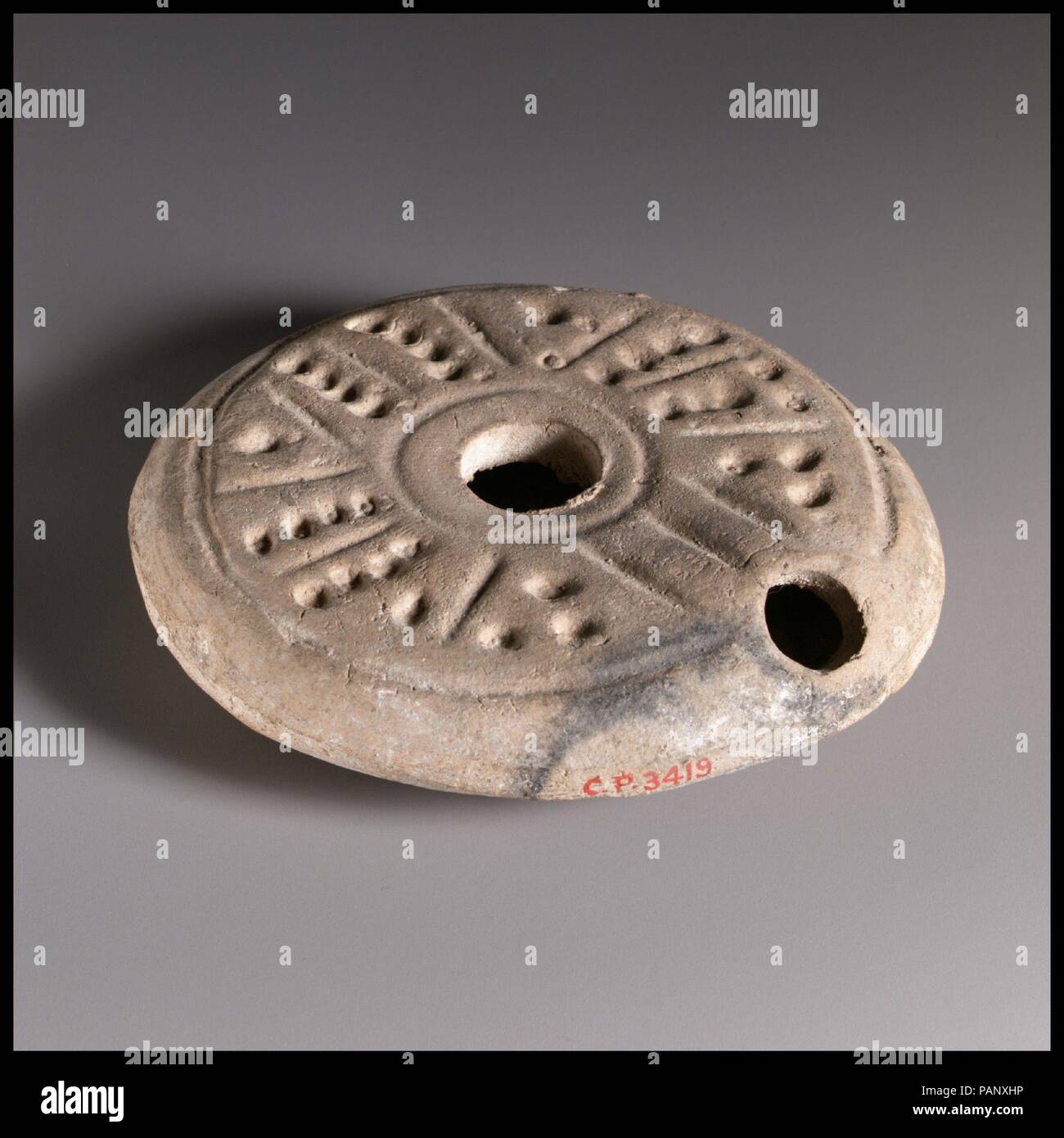 Terrakotta Öllampe. Kultur: Roman. Maße: Gesamt: 3/4 x 3 5/8 in. (1,9 x 9,2 cm). Datum: Ende 5.-6. Jh. N.CHR.. Museum: Metropolitan Museum of Art, New York, USA. Stockfoto