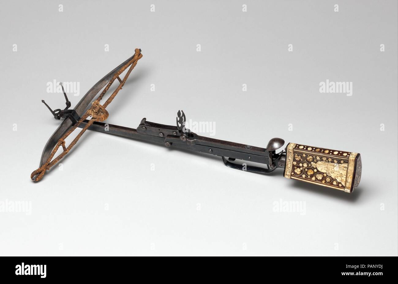 Pellet Armbrust. Kultur: Deutsch. Abmessungen: L 26 cm. (68,2 cm); W. 17 3/8 in. (44,1 cm); Wt. 5 lb. 1 oz. (2,302 g). Datum: Ca. 1600-1650. Museum: Metropolitan Museum of Art, New York, USA. Stockfoto