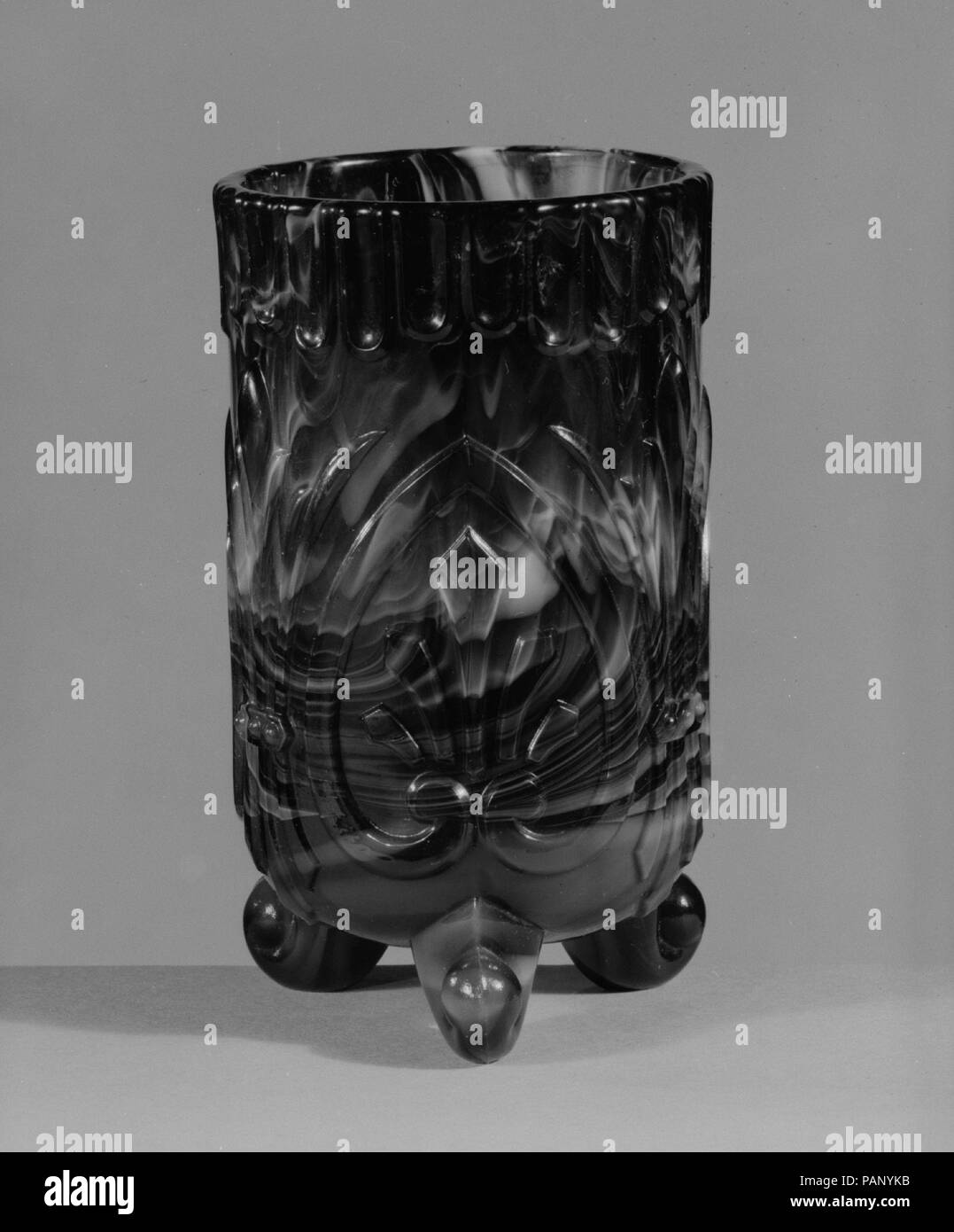 Vase. Abmessungen: H.3 7/8 in. (9,8 cm); Durchm. 2 1/4 in. (5,7 cm). Datum: 1880-90. Museum: Metropolitan Museum of Art, New York, USA. Stockfoto