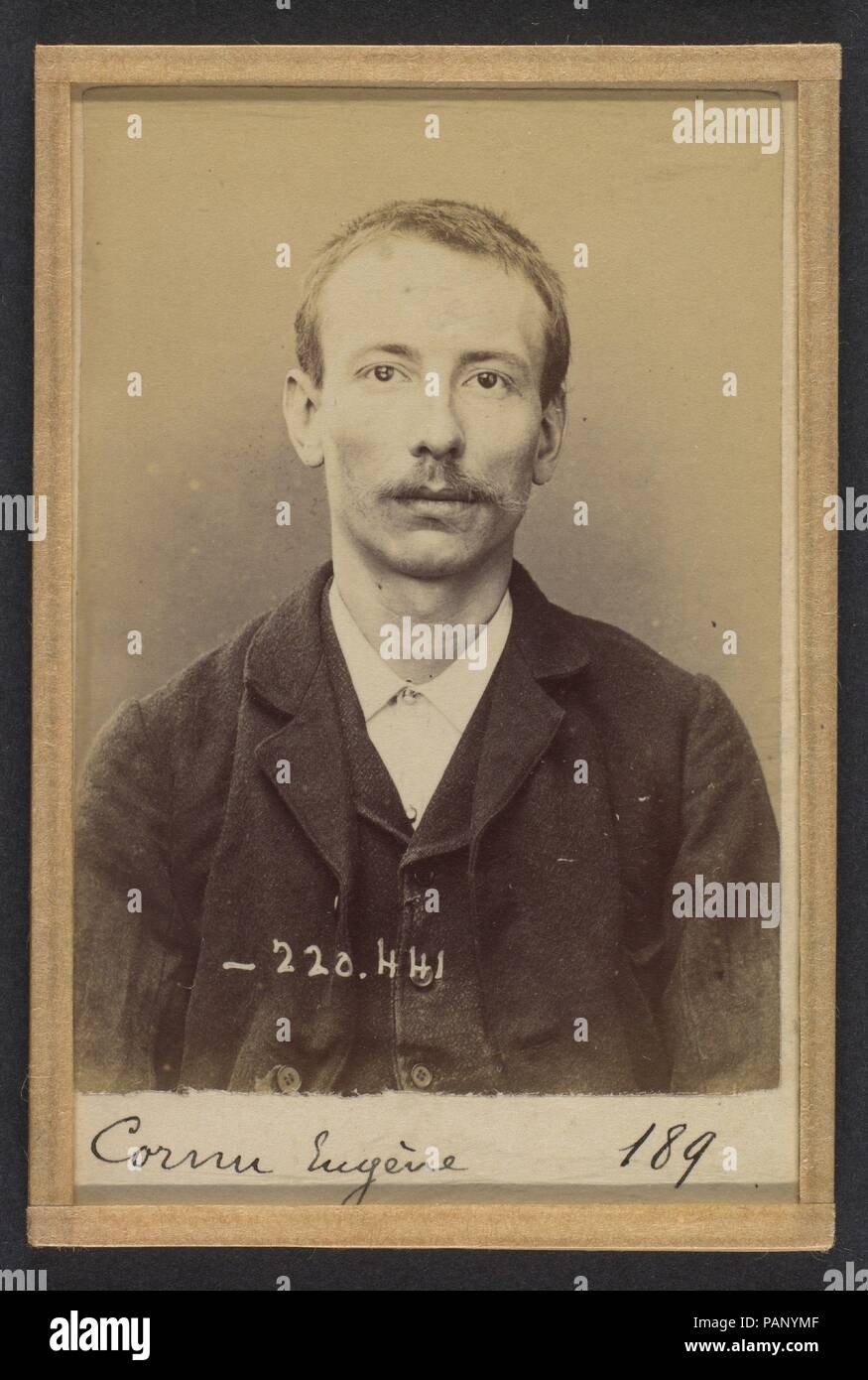 Cornu. Eugène. 25 ans, né à Paris le XXe 27/03/94. Cordonnier. Anarchiste. 2/7/94. Artist: Alphonse Bertillon (Französisch, 1853-1914). Abmessungen: 10,5 x 7 x 0,5 cm (4 1/8 x 2 3/4 x 3/16 in.). Datum: 1894. In einer vornehmen Familie der Wissenschaftler und Statistiker Bertillon geboren, begann seine Karriere als Sekretärin in der Kennzeichnung Bureau der Pariser Präfektur der Polizei in 1879. Mit der Aufrechterhaltung der zuverlässige Polizei Aufzeichnungen von Straftätern betraut, entwickelte er die erste moderne System der strafrechtlichen Ermittlung. Das System, das als Bertillonage bekannt wurde, hatte drei Komponenten: Anthropometrische Messungen Stockfoto