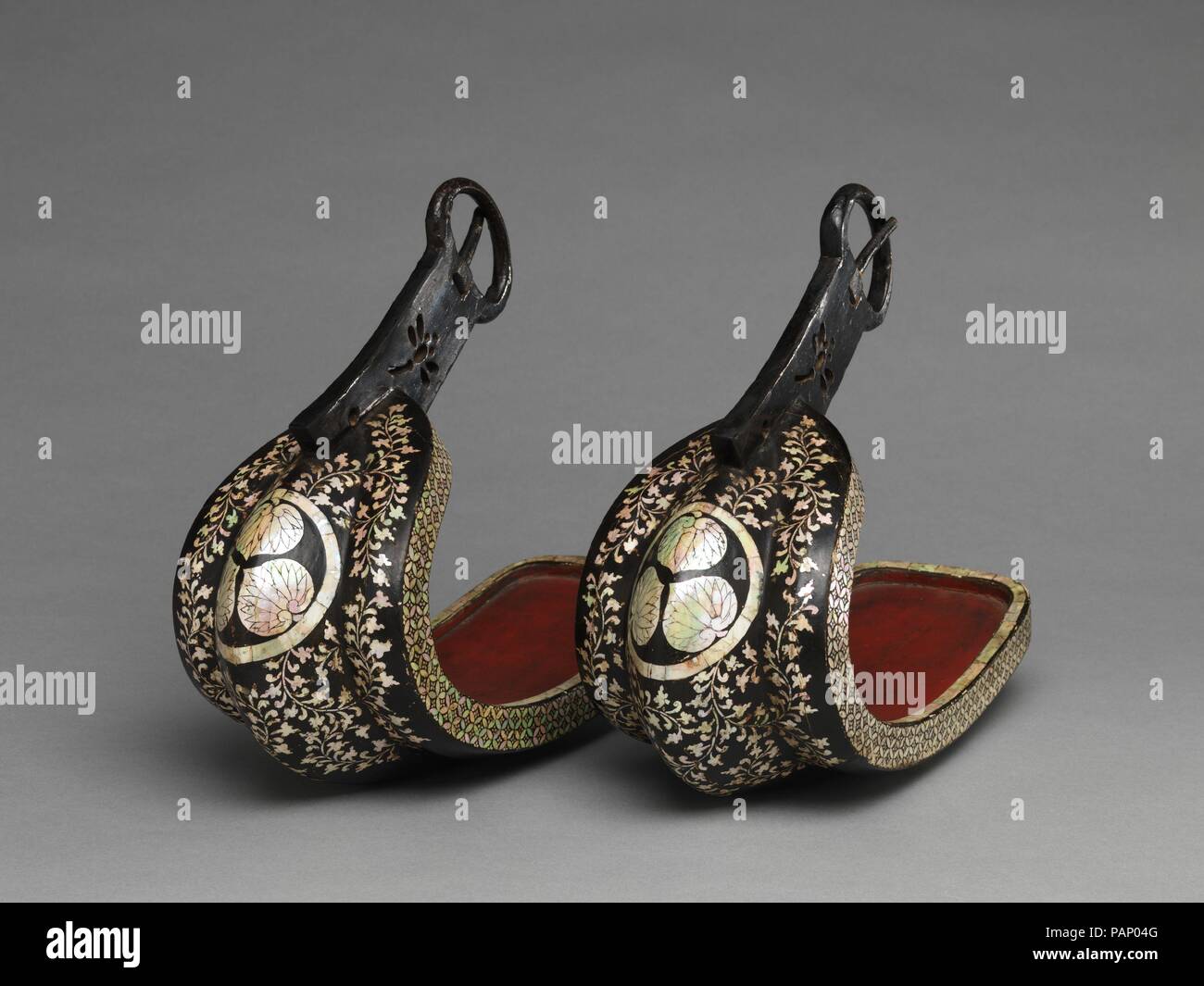 Paar Steigbügel (Abumi). Kultur: Japanisch. Abmessungen: L. von jeweils 11 3/4 Zoll (29,8 cm); H. von je 10 cm. (26,5 cm); W. von jeweils 4 7/8 in. (12,5 cm). Datum: Ende des 16. Anfang des 17. Jahrhunderts. Bügel mit Mutter eingerichtet - von - Perle sind selten, und das Paar ist vielleicht das schönste erhaltene Beispiel. Prominent auf der Vorderseite der einzelnen Bügel ist ein <i>Mo</i> (heraldischen Wappen), bestehend aus drei Malve Blätter in einem Kreis kennzeichnet den Besitz der Tokugawa Familie, die das Amt des Shogun<i> </i> (obersten militärischen Befehlshaber von Japan) von 1603 bis 1868 statt. Zu der Zeit, als diese steigbügel w Stockfoto