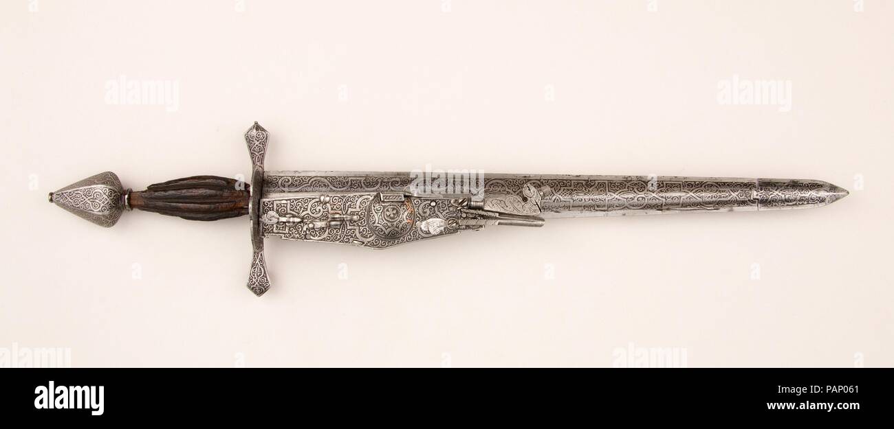 Kombination Dolch und Wheellock Pistole. Kultur: Deutsch, evtl. Sachsen. Abmessungen: L.18 15/16 in. (48,1 cm); L. von Blade 13 13/16-in. (35,1 cm); L. von Blade (ohne Spitze) 11 11/16 in. (29,7 cm); L. von quillons 4 1/4 in. (10,8 cm); Cal. .29 in. (7,4 mm); Wt. 1 lb. 11 oz. (765.4 g). Datum: Ca. 1575-1600. Kombination Waffen wurden in der Regel als technische Neuheiten und Schaustücke und daher oftmals hoch dekoriert. Die fein geätzt strapwork Muster auf diesem Beispiel auch auf die besten deutschen Waffen gefunden, scharfe Waffen und Rüstung des späten 16. Jahrhunderts. Vor dem Feuern diese da Stockfoto