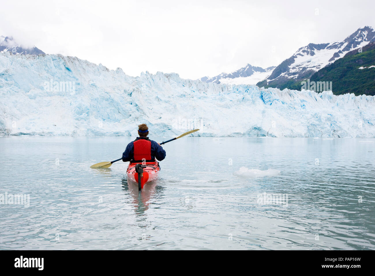 USA, Alaska, Valdez, Mann im Kanu auf dem Gletschersee Stockfoto