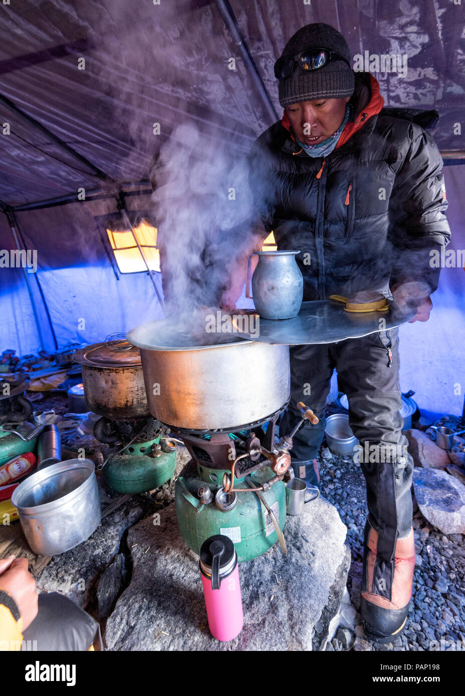 Nepal, Solo Khumbu, Everest, Sagamartha National Park, Mann kochen Wasser  im Zelt Stockfotografie - Alamy
