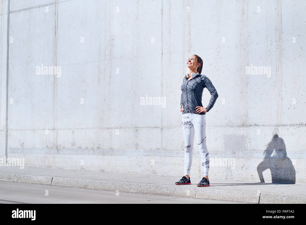 Weibliche Jogger genießen Sie sonnige Tage während der städtischen Workout Stockfoto