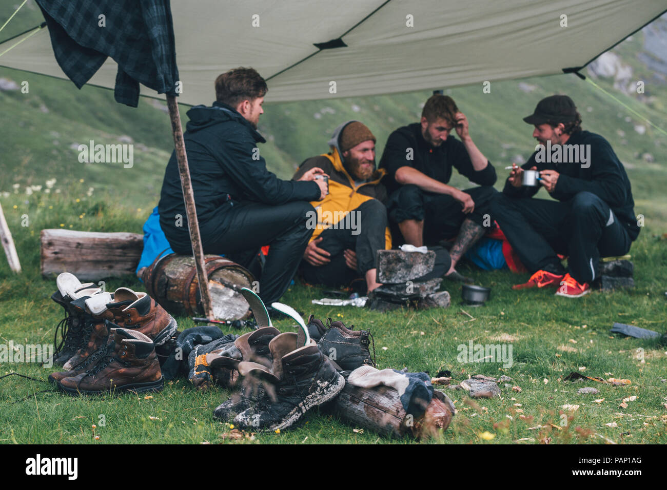Norwegen, Lofoten, Moskenesoy, junge Männer Camping am Strand Horseid Stockfoto