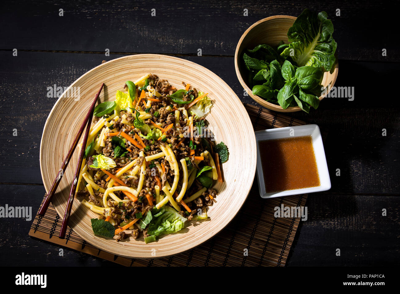 Asiatischer Hackfleisch Salat mit Makkaroni, Ingwer, Chili, Knoblauch, Karotte, Frühlingszwiebeln, Soja Zitronen Sauce Stockfoto