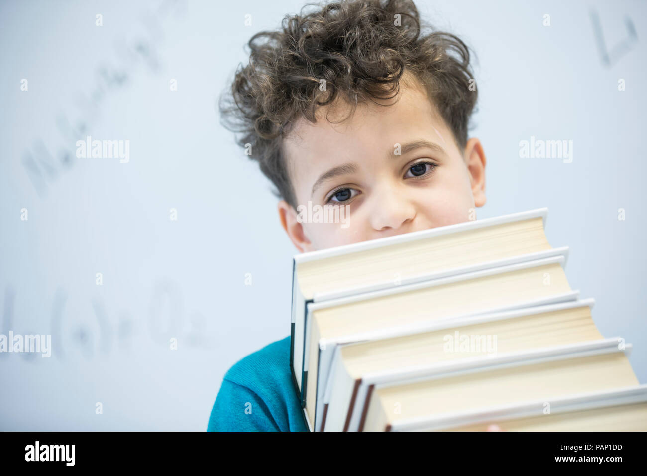 Portrait von Schuljungen, die Bücher in der Klasse Stockfoto