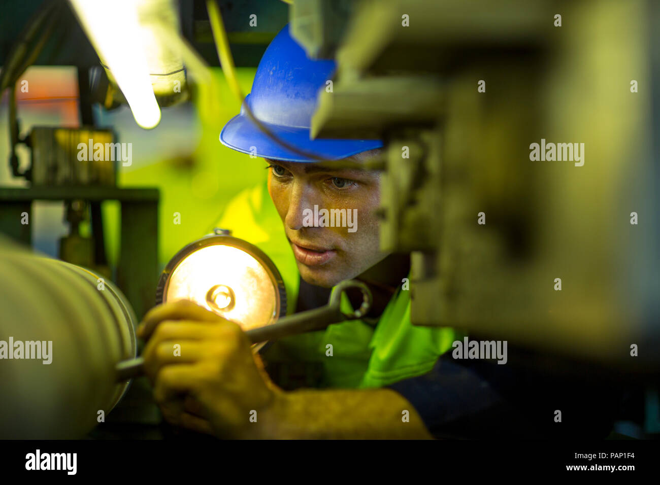 Ingenieur in industriellen Anlagen Inspektion von Maschinen Stockfoto