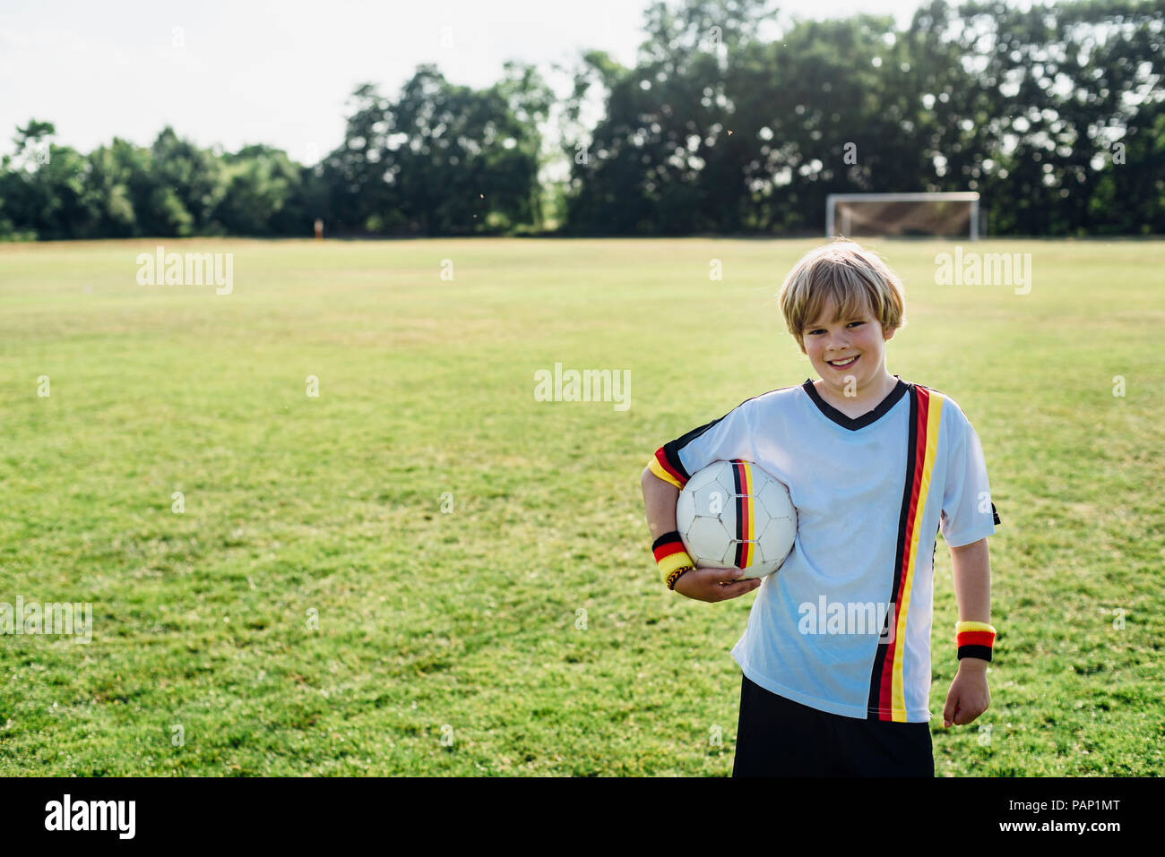 Junge tragen Deutsche Fussball Shirt, Fussball Stockfoto