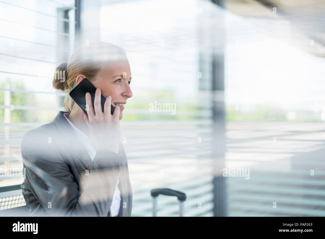 Portrait von Reife geschäftsfrau am Telefon Plattform warten Stockfoto