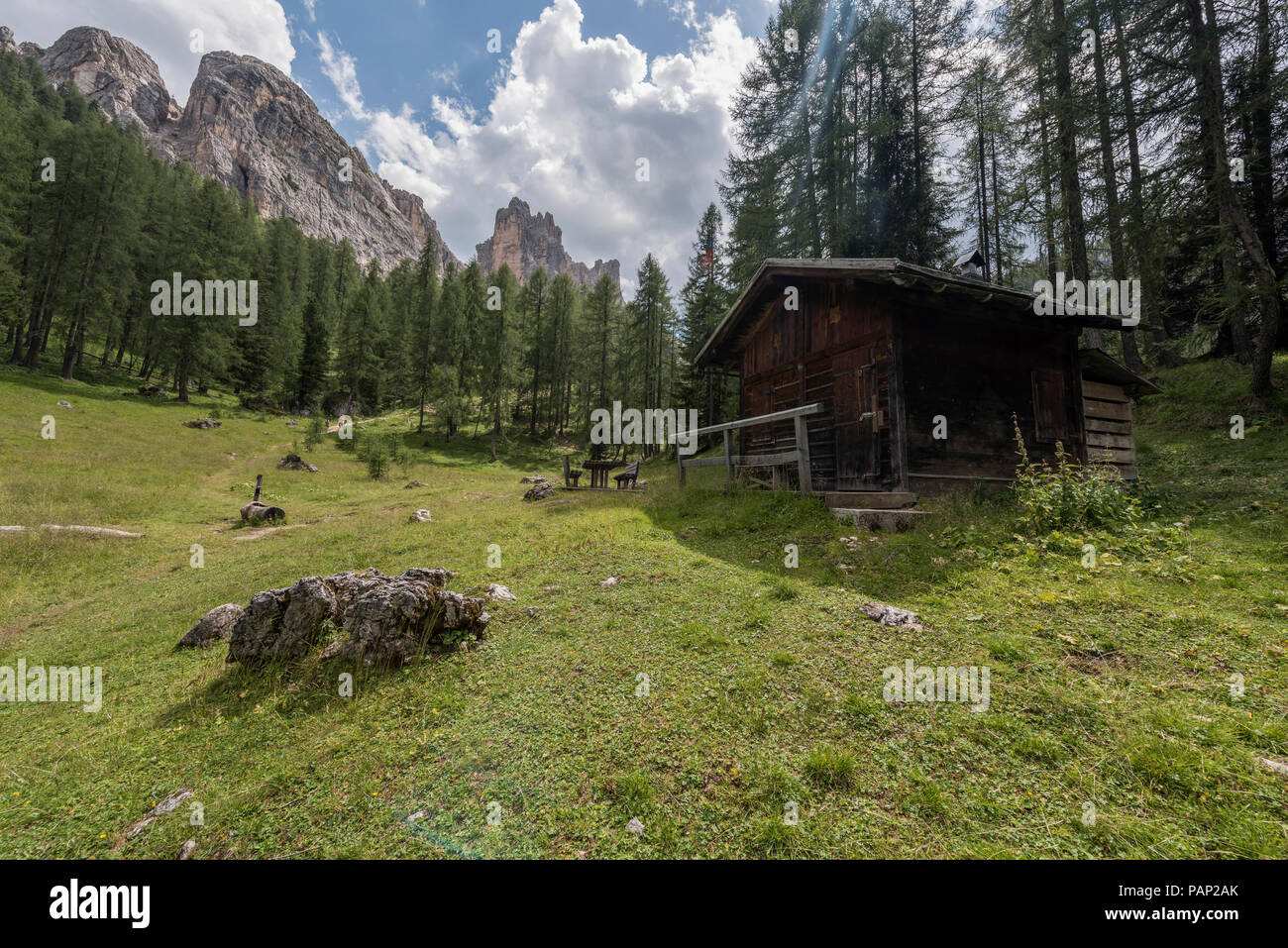 Italien, Dolomiten von Prags, Croda da Lago, Cortina d'Ampezzo, Holzhütte Stockfoto