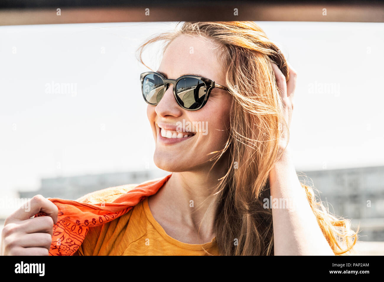 Porträt der lächelnde Frau Sonnenbrille tragen Stockfoto