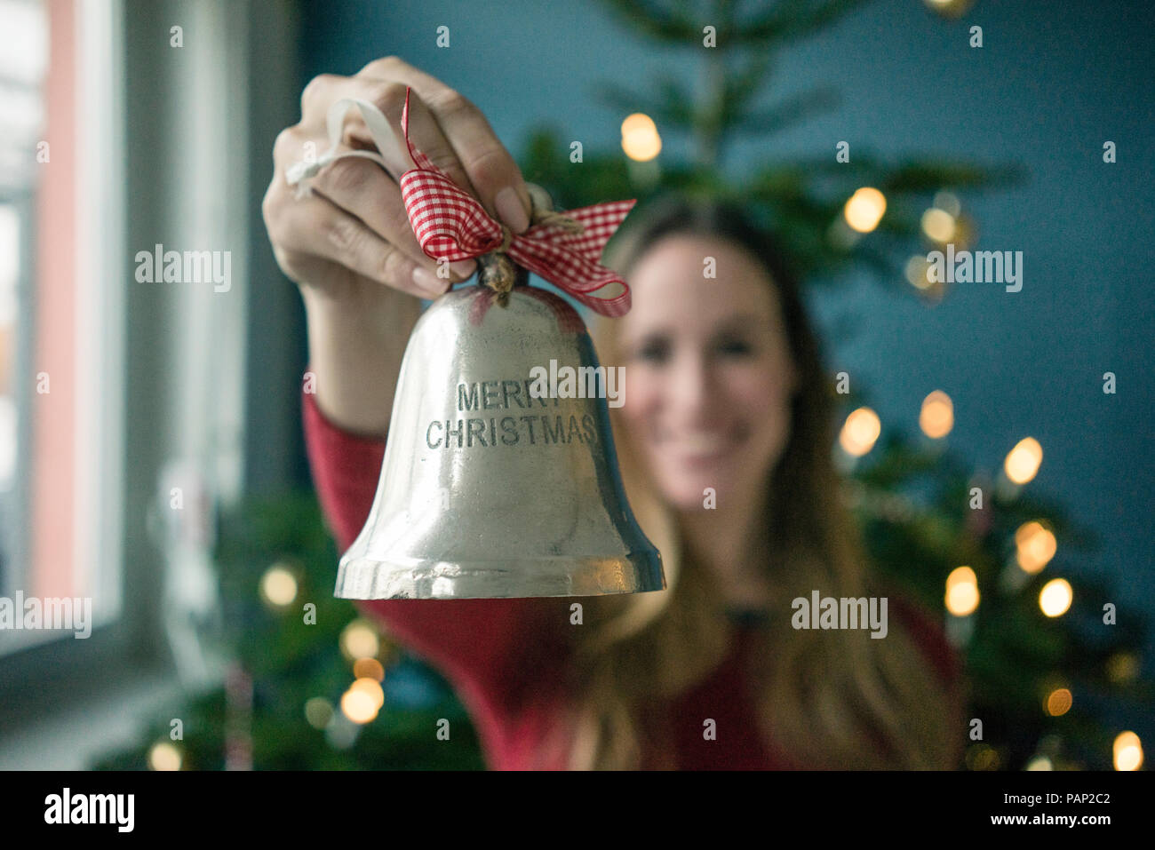 Woman's Hand silber Weihnachten Glocke Stockfoto