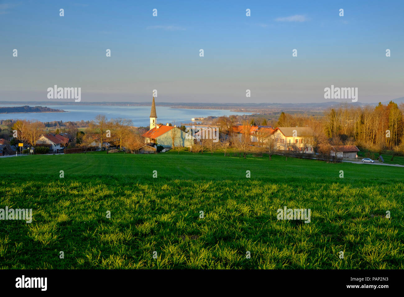 Deutschland, Bayern, Oberbayern, Chiemgau, Hittenkirchen mit St. Bartholomä, der Chiemsee Stockfoto