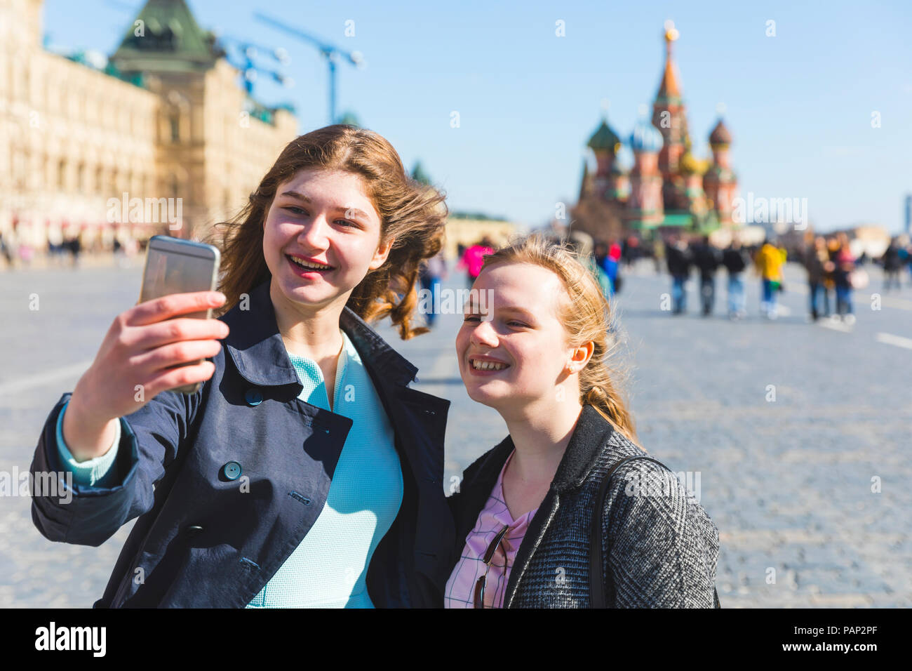 Russland, Moskau, zwei Mädchen im Teenageralter ein selfie auf dem Roten Platz in der Stadt Stockfoto