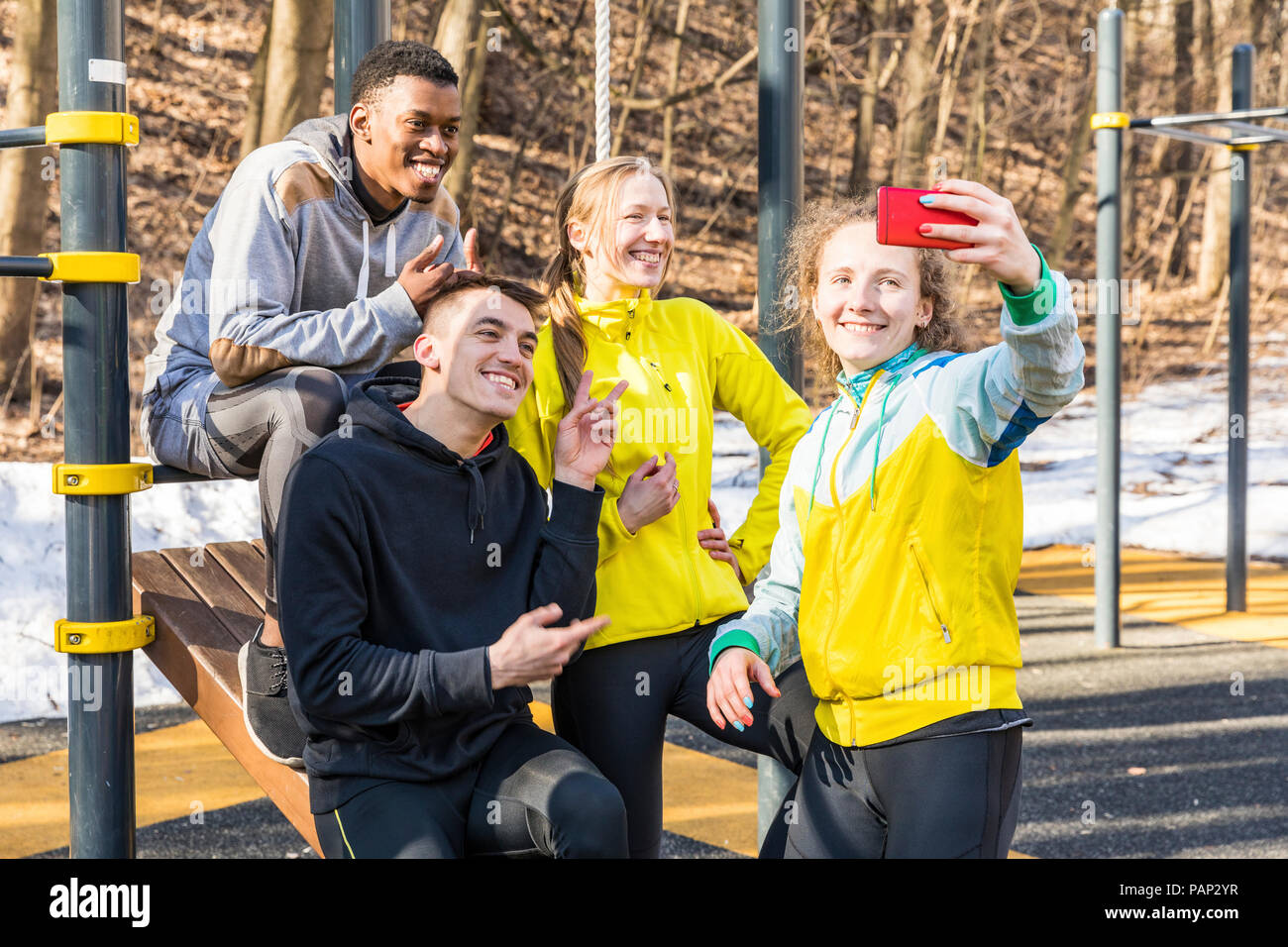 Gerne Freunde ein selfie an Fitnessgeräten in einem Park Stockfoto