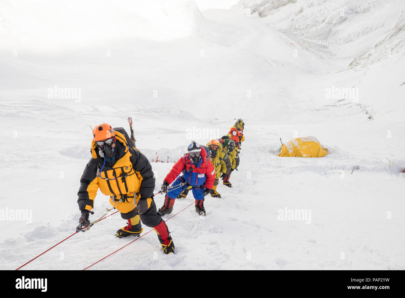 Nepal, Solo Khumbu, Everest, Sagamartha National Park, angeseilt Team aufsteigend, das Tragen von oxigen Masken Stockfoto