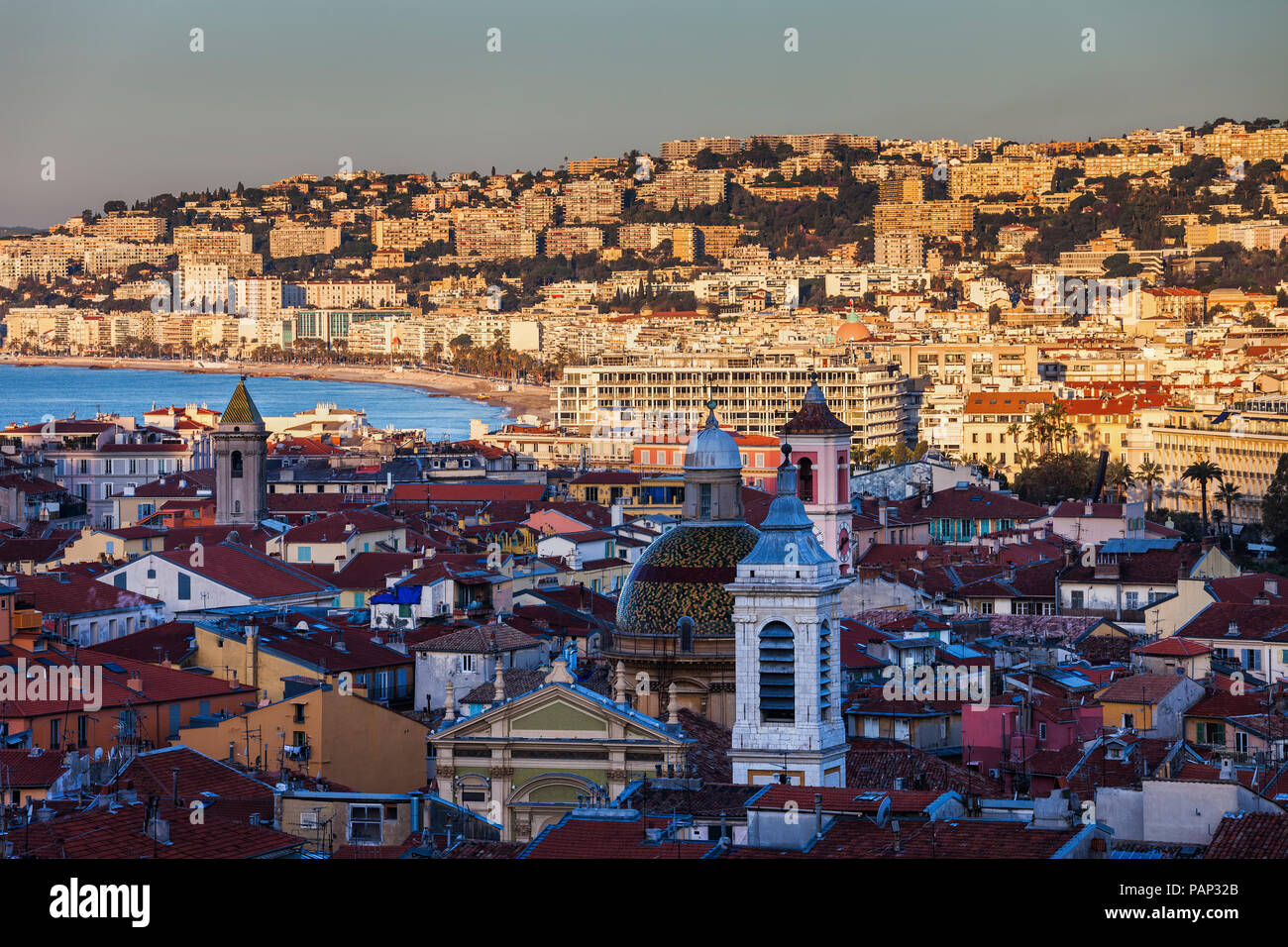 Frankreich, Provence-Alpes-Cote d'Azur, Nizza, Cityview bei Sonnenaufgang, Altstadt im Schatten Stockfoto