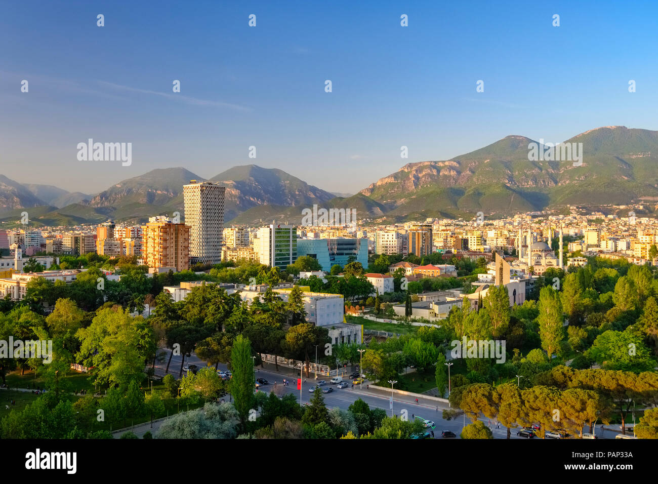 Albanien, Tirana, Stadtzentrum, TID Turm und Namazgah Moschee Stockfoto