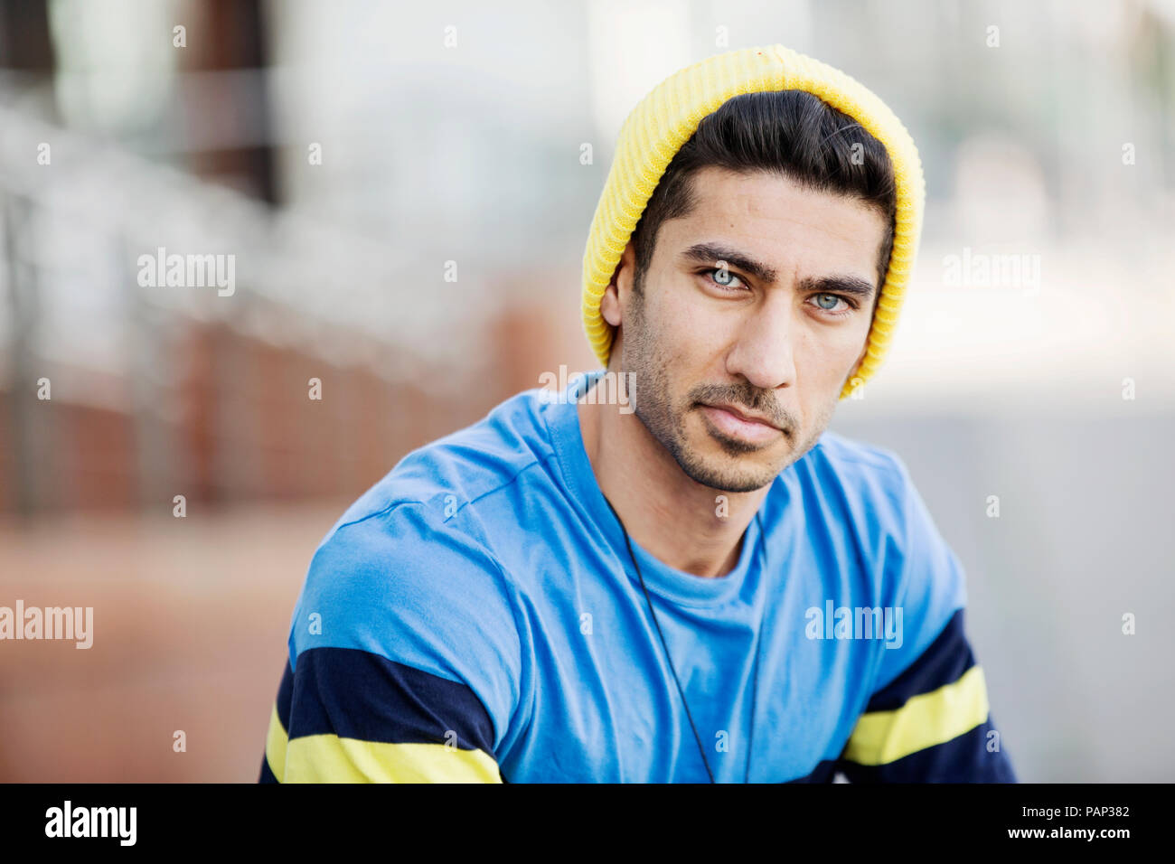 Portrait von modischen jungen Mann mit Kappe und t-shirt Stockfoto